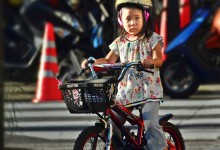 Little girl and a bike, Tokyo - photo by Renata Blonska