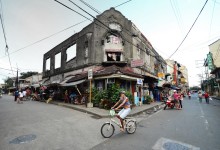 Ruins of Intramuros buildings and its residents / Manila – photo by Renata Blonska