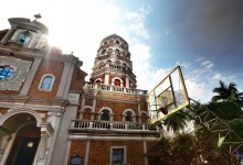 Santa Cruz Church in Manila with basketball field built just at its main entrance - photo by Renata Blonska